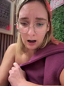 Snapshot of The_Snowwhitee chatting on March 12, 10:17 pm The Snowwhitee online show from March 12, 10:17 pm