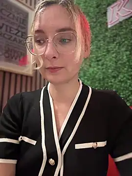 Snapshot of The_Snowwhitee chatting on March 13, 7:17 pm The Snowwhitee online show from March 13, 7:17 pm