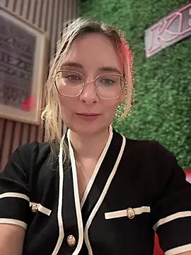 Snapshot of The_Snowwhitee chatting on March 13, 10:21 pm The Snowwhitee online show from March 13, 10:21 pm