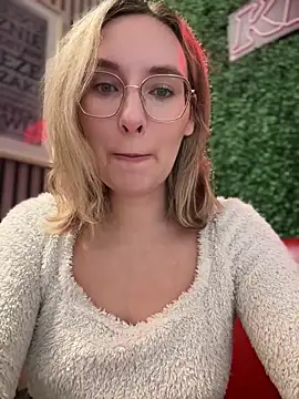 Snapshot of The_Snowwhitee chatting on March 15, 9:19 am The Snowwhitee online show from March 15, 9:19 am