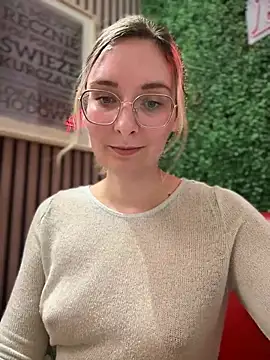 Snapshot of The_Snowwhitee chatting on March 18, 10:15 pm The Snowwhitee online show from March 18, 10:15 pm