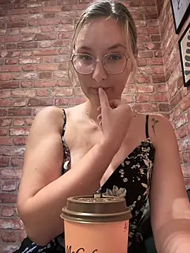 Snapshot of The_Snowwhitee chatting on September 14, 8:13 am The Snowwhitee online show from September 14, 8:13 am