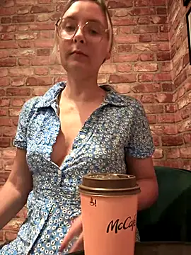 Snapshot of The_Snowwhitee chatting on September 20, 9:05 pm The Snowwhitee online show from September 20, 9:05 pm