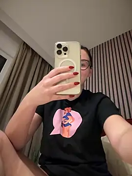 Snapshot of The_Snowwhitee chatting on October 12, 6:18 pm The Snowwhitee online show from October 12, 6:18 pm