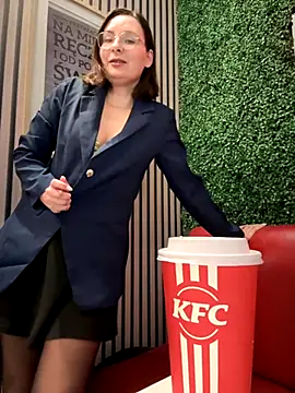 Snapshot of The_Snowwhitee chatting on October 22, 8:25 am The Snowwhitee online show from October 22, 8:25 am