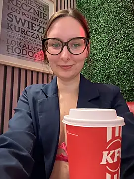 Snapshot of The_Snowwhitee chatting on November 6, 9:21 am The Snowwhitee online show from November 6, 9:21 am