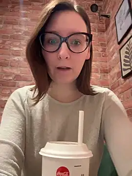 Snapshot of The_Snowwhitee chatting on December 14, 9:14 am The Snowwhitee online show from December 14, 9:14 am