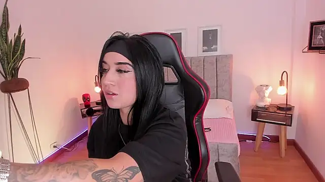 Snapshot of EmmyEvans1 chatting on January 27, 7:46 pm EmmyEvans1 online show from January 27, 7:46 pm