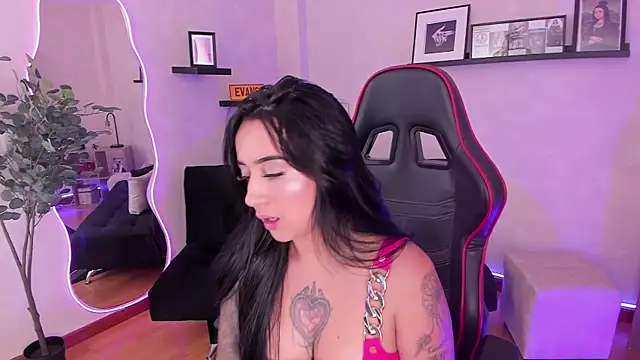 Snapshot of EmmyEvans1 chatting on September 15, 7:47 pm EmmyEvans1 online show from September 15, 7:47 pm