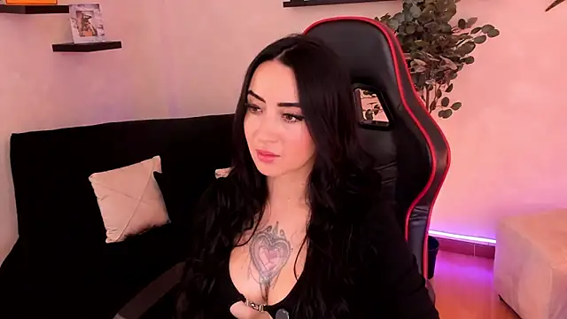 Snapshot of EmmyEvans1 chatting on November 10, 7:35 pm EmmyEvans1 online show from November 10, 7:35 pm