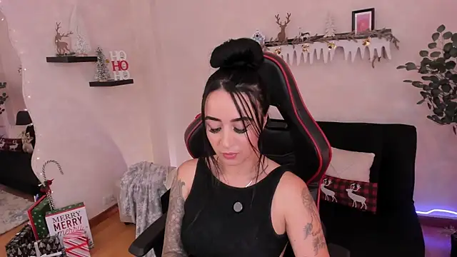 Snapshot of EmmyEvans1 chatting on November 12, 9:03 pm EmmyEvans1 online show from November 12, 9:03 pm