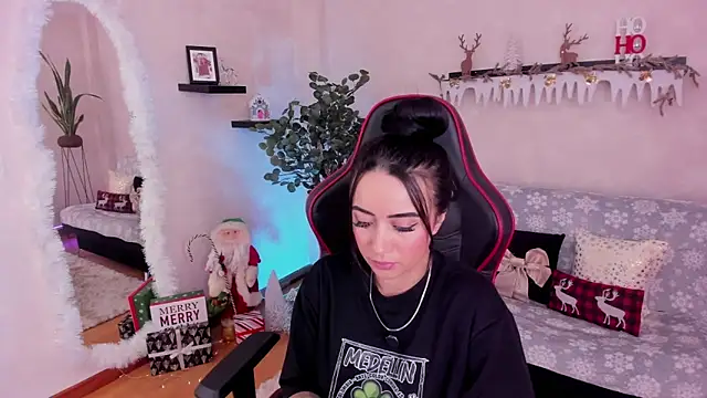 Snapshot of EmmyEvans1 chatting on November 23, 7:46 pm EmmyEvans1 online show from November 23, 7:46 pm