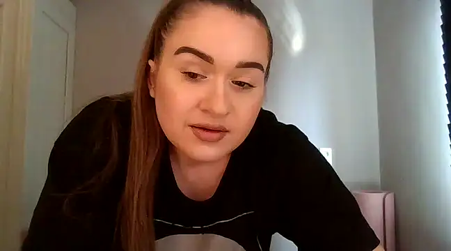 Snapshot of avajade chatting on February 18, 11:33 am avajade online show from February 18, 11:33 am