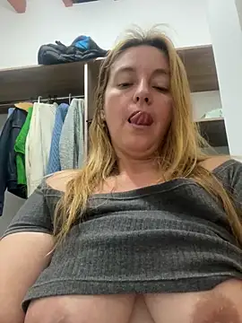 Snapshot of moniquerainx chatting on March 14, 3:37 am moniquerainx online show from March 14, 3:37 am