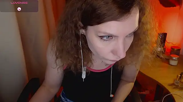 Snapshot of JohansonKatie chatting on February 6, 1:38 am JohansonKatie online show from February 6, 1:38 am