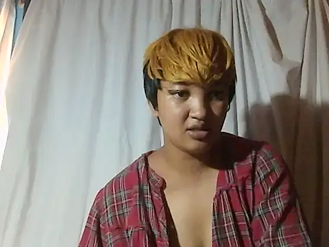 Snapshot of AVRILA chatting on December 3, 5:37 am AVRILA online show from December 3, 5:37 am