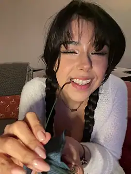 Snapshot of Evie-Luna chatting on December 13, 1:04 am Evie-Luna online show from December 13, 1:04 am