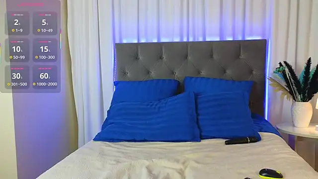 Snapshot of Ariana_Petite chatting on October 30, 12:23 am Ariana Petite online show from October 30, 12:23 am