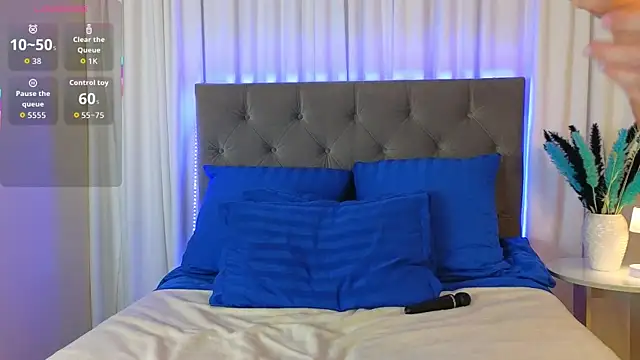 Snapshot of Ariana_Petite chatting on December 2, 12:27 am Ariana Petite online show from December 2, 12:27 am