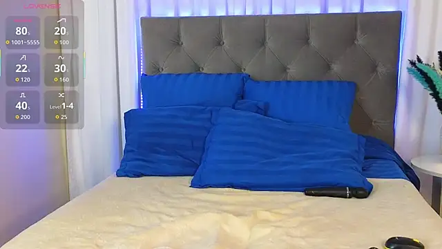 Snapshot of Ariana_Petite chatting on December 18, 12:17 am Ariana Petite online show from December 18, 12:17 am