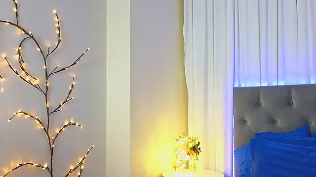 Snapshot of Ariana_Petite chatting on January 9, 12:13 am Ariana Petite online show from January 9, 12:13 am