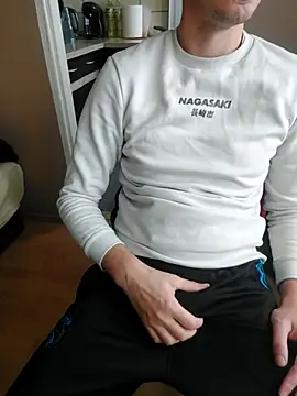 Snapshot of MlodyDres chatting on October 4, 8:01 am MlodyDres online show from October 4, 8:01 am