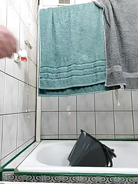 Snapshot of MlodyDres chatting on October 7, 6:43 am MlodyDres online show from October 7, 6:43 am