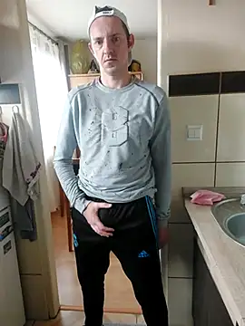 Snapshot of MlodyDres chatting on October 16, 8:26 am MlodyDres online show from October 16, 8:26 am