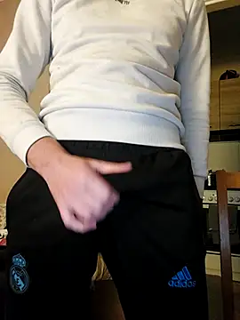 Snapshot of MlodyDres chatting on October 24, 6:37 pm MlodyDres online show from October 24, 6:37 pm