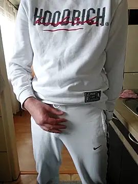 Snapshot of MlodyDres chatting on October 26, 7:25 am MlodyDres online show from October 26, 7:25 am