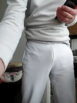 Snapshot of MlodyDres chatting on December 17, 10:32 am MlodyDres online show from December 17, 10:32 am