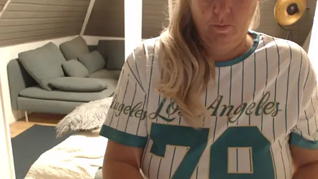 Snapshot of KimMitchelli chatting on November 19, 5:07 am KimMitchelli online show from November 19, 5:07 am