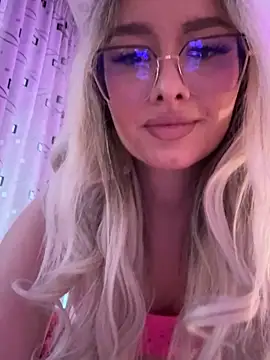 Snapshot of mollyxxx chatting on March 13, 4:38 am mollyxxx online show from March 13, 4:38 am