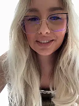 Snapshot of mollyxxx chatting on March 13, 7:42 am mollyxxx online show from March 13, 7:42 am
