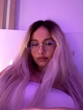 Snapshot of mollyxxx chatting on October 28, 6:28 am mollyxxx online show from October 28, 6:28 am