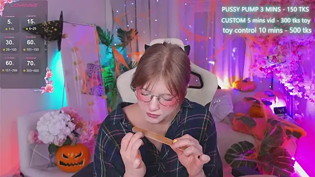 Snapshot of Crazy_Wine chatting on October 31, 11:28 pm Crazy Wine online show from October 31, 11:28 pm