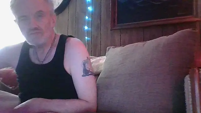 Snapshot of Makowboy chatting on December 5, 2:00 pm Makowboy online show from December 5, 2:00 pm