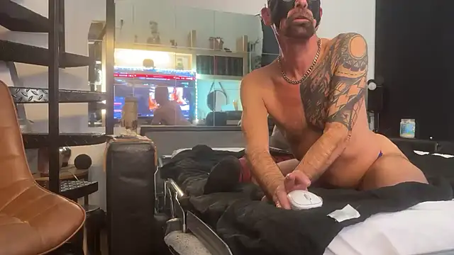 Snapshot of Sportparis4 chatting on October 27, 5:00 am Sportparis4 online show from October 27, 5:00 am