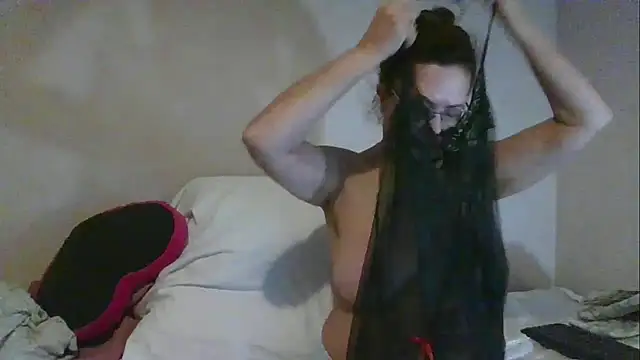 Snapshot of Hottie-Mom chatting on December 4, 8:45 am Hottie-Mom online show from December 4, 8:45 am