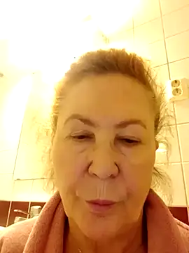 Snapshot of Hottie-Mom chatting on October 13, 8:25 am Hottie-Mom online show from October 13, 8:25 am