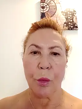 Snapshot of Hottie-Mom chatting on October 14, 7:42 am Hottie-Mom online show from October 14, 7:42 am