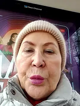 Snapshot of Hottie-Mom chatting on November 14, 11:20 am Hottie-Mom online show from November 14, 11:20 am