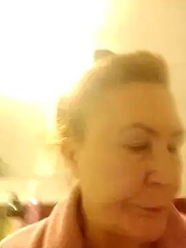 Snapshot of Hottie-Mom chatting on November 24, 8:25 am Hottie-Mom online show from November 24, 8:25 am