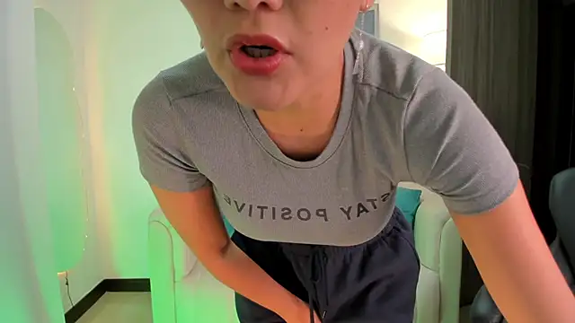 Snapshot of SaraParker_ chatting on October 13, 2:11 am SaraParker online show from October 13, 2:11 am