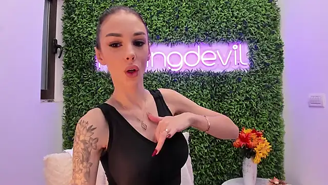 Snapshot of realhotfallingdevil chatting on November 18, 6:07 am realhotfallingdevil online show from November 18, 6:07 am