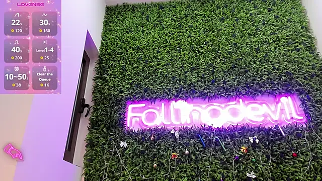 Snapshot of realhotfallingdevil chatting on December 16, 4:17 am realhotfallingdevil online show from December 16, 4:17 am