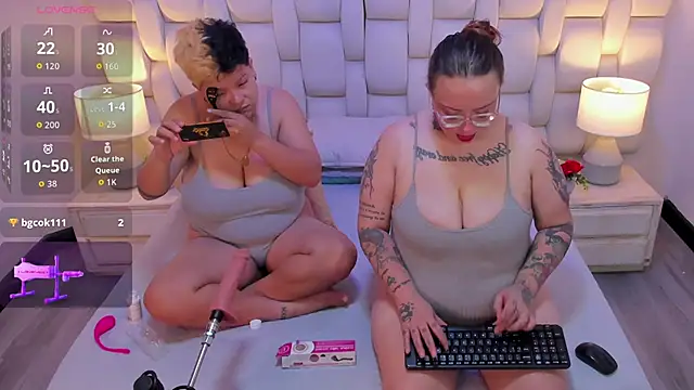 Snapshot of MiaYMolly chatting on October 16, 7:53 am MiaYMolly online show from October 16, 7:53 am