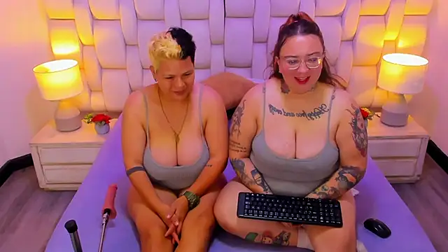 Snapshot of MiaYMolly chatting on December 2, 1:44 am MiaYMolly online show from December 2, 1:44 am