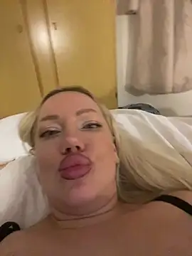 Snapshot of SofiaJoy chatting on January 23, 9:39 pm SofiaJoy online show from January 23, 9:39 pm