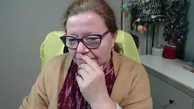 Adelewildx online show from February 3, 3:59 am